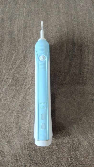 Periuța electrică Braun Oral B model 3756