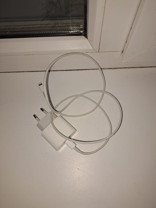 Продам AirPods плюс зарядка