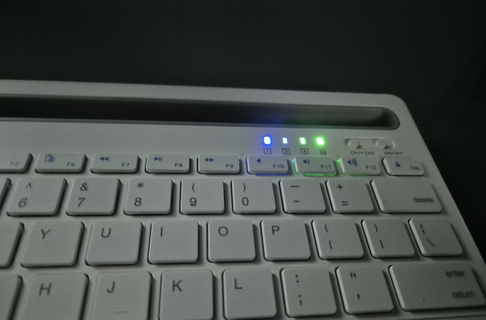 ЧИСТО НОВА Безжична Bluetooth клавиатура AOAS (За таблет и компютър)