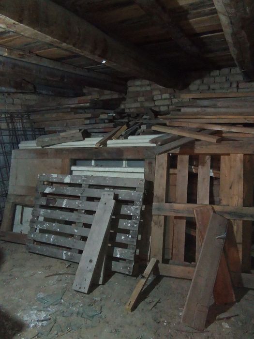 Qurilishdan chiqgan taxtalar