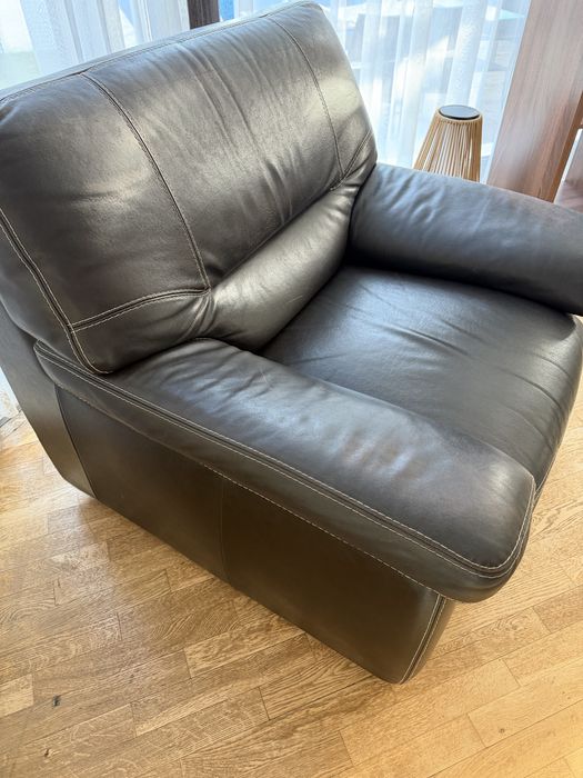 Fotoliu piele neagra Mobexpert structura lemn