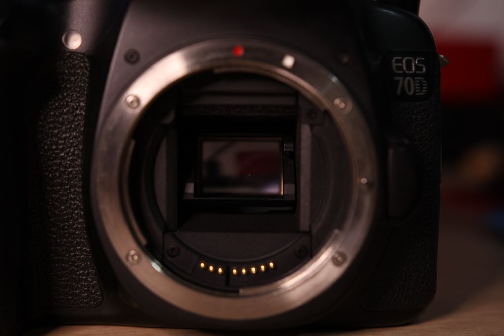 Aparat foto Canon Eos 70D cu obiectivul de kit