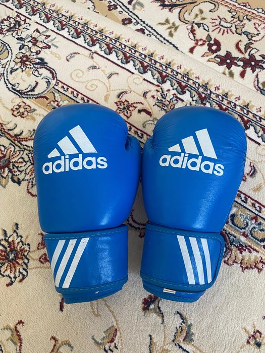 Продается бокс перчатка адидас