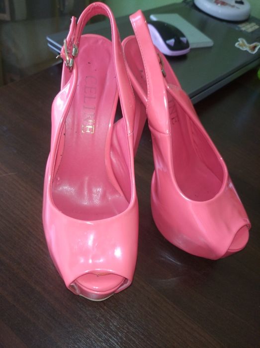 Продам босоножки