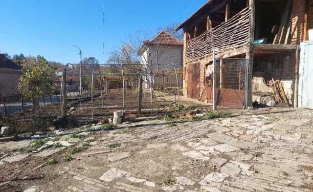 Продавам  двуетажна къща с двор в с. Горна Бешовица.