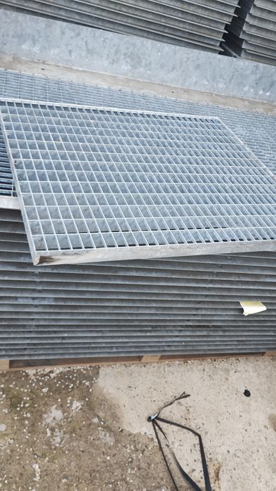 Grătare grilaje și trepte zincate pentru scări și rigol pentru trafic greu