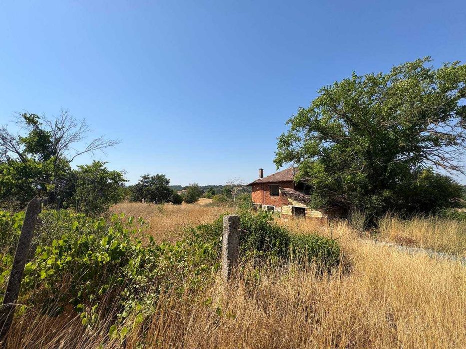 Двуетажна къща с голям парцел в село Загорци