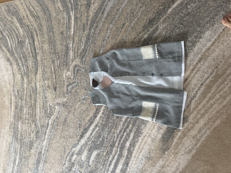 Vesta cu nasturi, costum