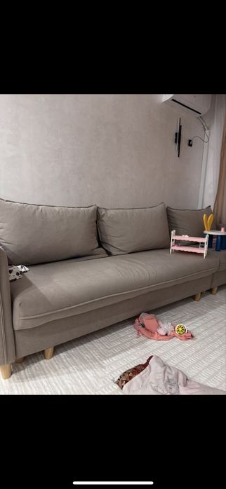 Бежевый угловой диван