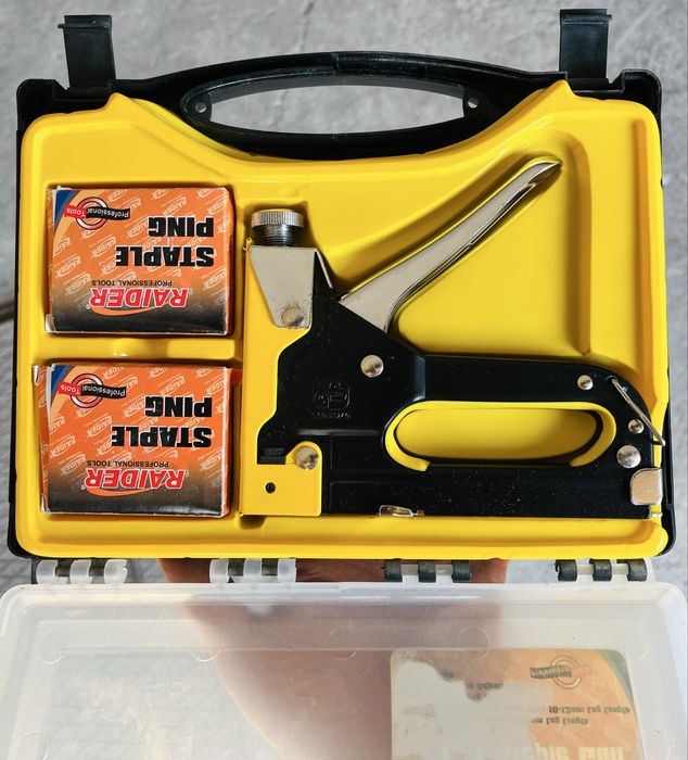 Каска , рюкзак, Степлер строительный