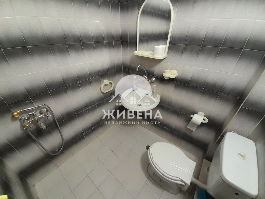 Двуетажна къща под наем в района на Операта, с 2 гаража и 2 паркоместа