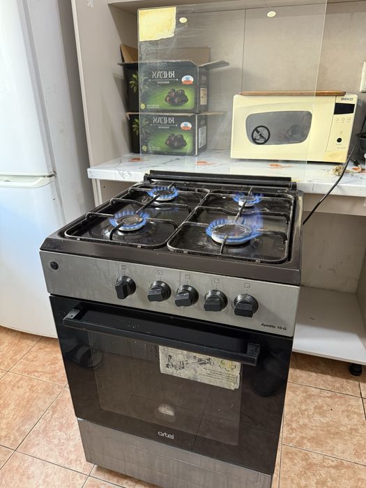 Газ плита Artel с духовка.
