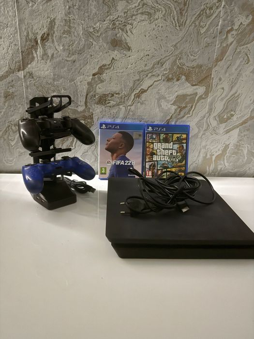 PS4 Slim 500 GB + 2 Joystick-uri + 2 Jocuri