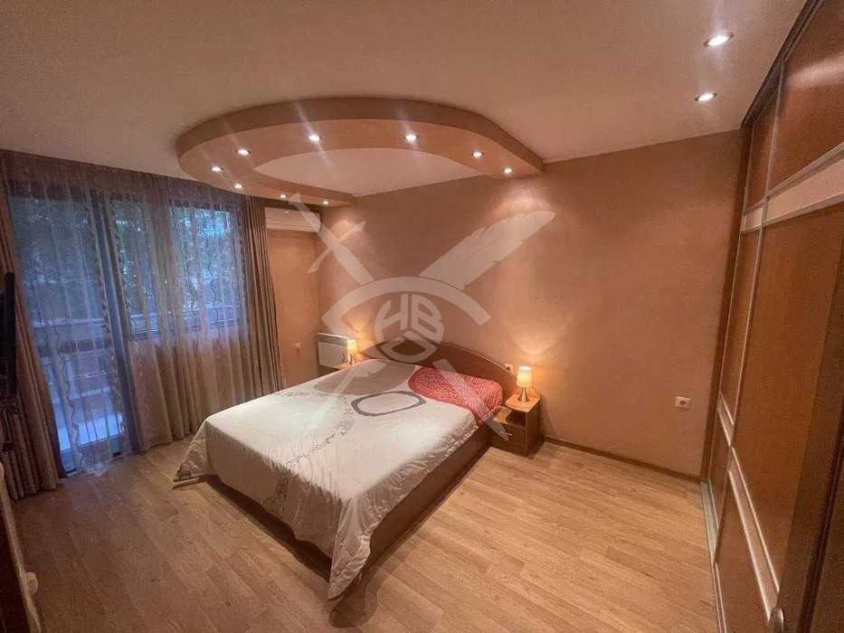 Продава се Тристаен апартамент в Бургас, Възраждане - 110 кв.м за 1206 €/кв.м - Снимка #8