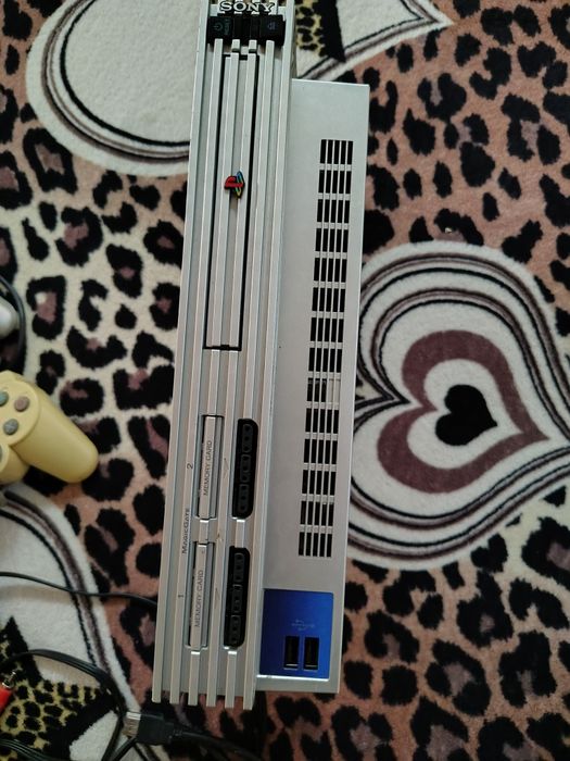 Vând PlayStation 2