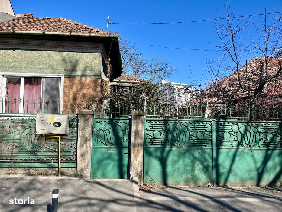 Vând casă cu teren mare în cartierul Mărăști