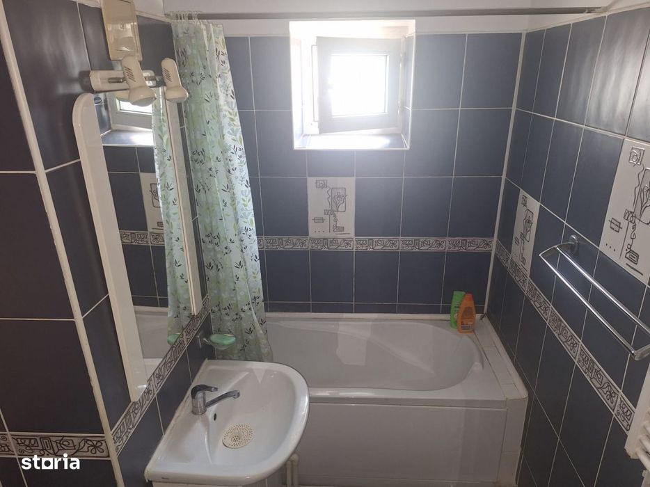 - Apartament 3 camere Calarasi 4, etaj 3. Suprafata 72mp.
