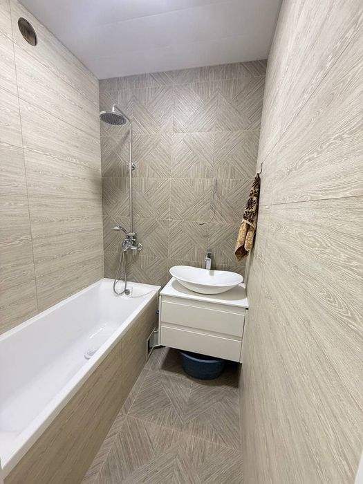 Юнусабад 11 квартал. Продается квартира  2/4/4