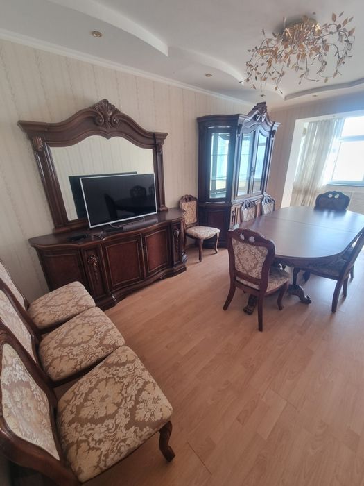 Стол со стульями + сервант + комод
