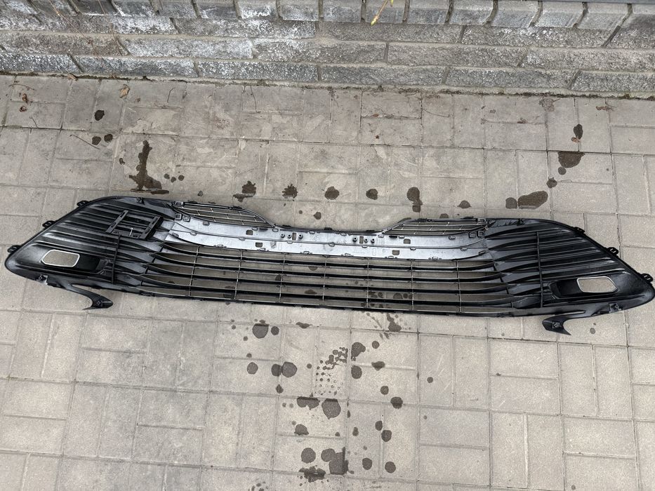 Решетка в бампер Тойота Камри 70