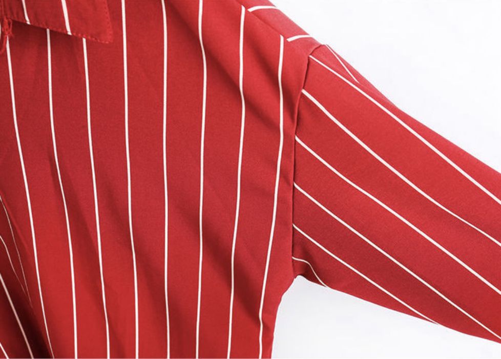 красная рубашка с белыми полосками