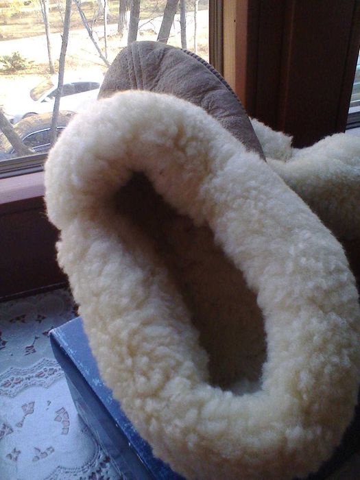 Продам теплые кожаные на меху тапочки