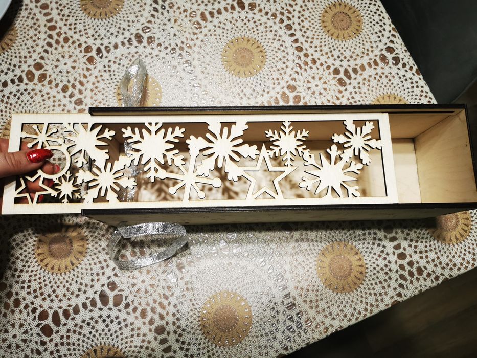 Дървена  коледна Кутия за бутилка с лазерна пирография на текст