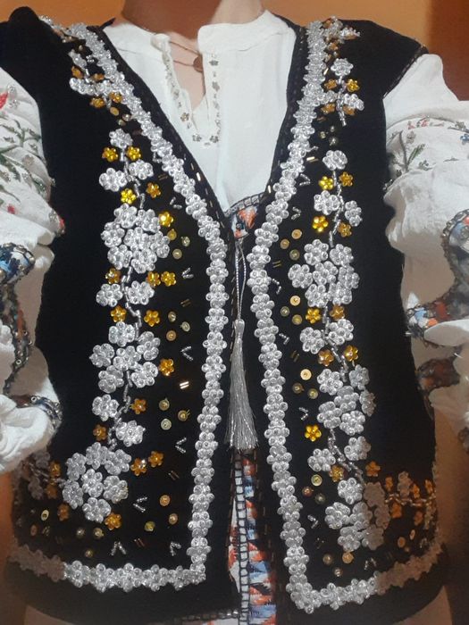 Vesta populara cusuta manual