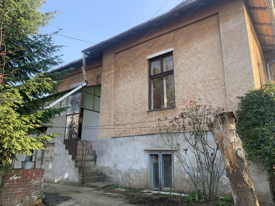 Apartament la casa pe deal,singur in curte.