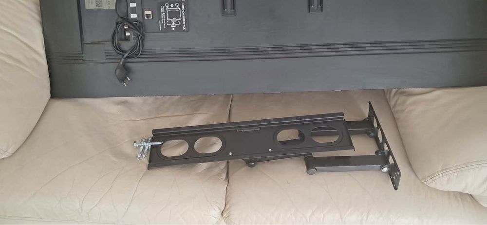 Samsung 50” 4K Smart TV + стойка за стена