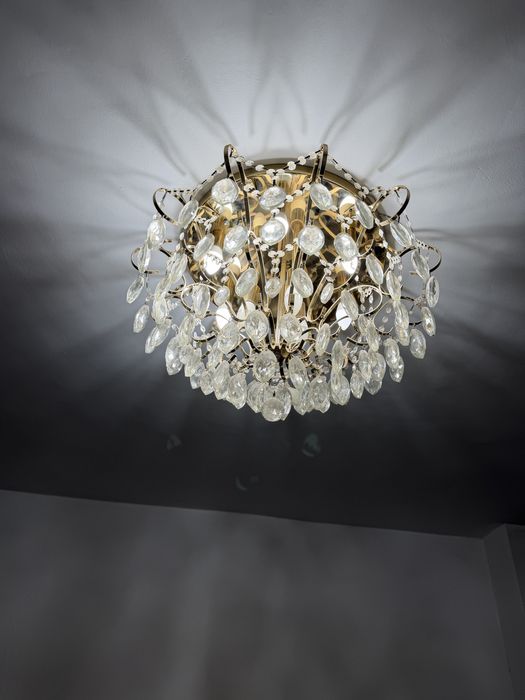 Люстра сатылады.