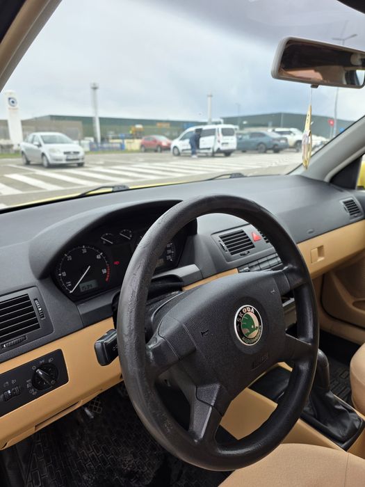 Skoda Fabia-Galben
