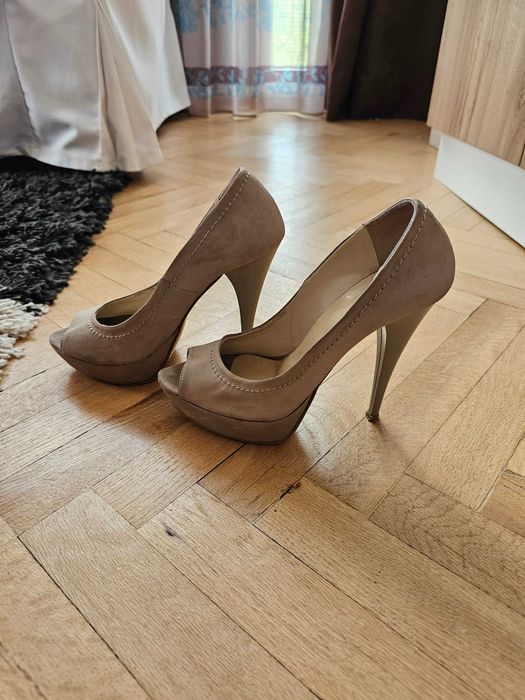 Обувки на висок ток