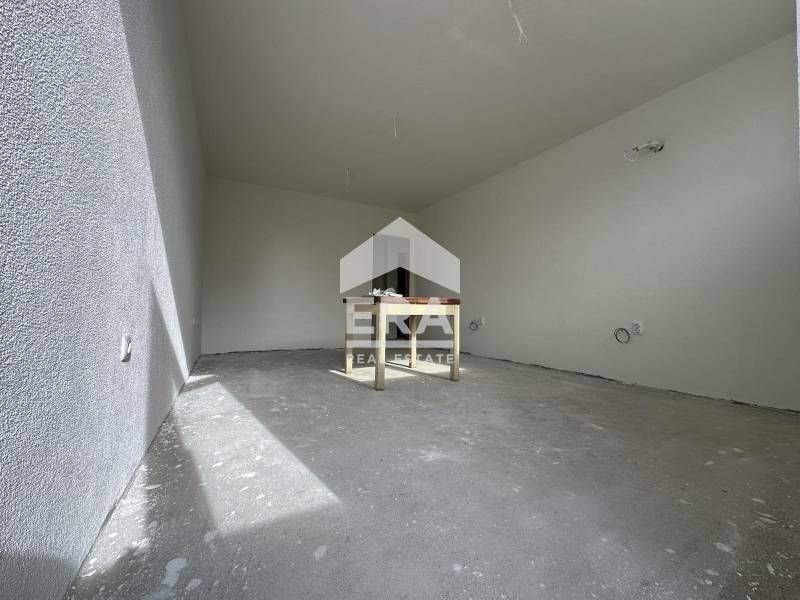 Партерен офис със самостоятелен вход за продажба, в новопостроена сгра