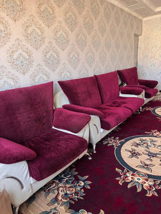 Divan sotiladi yangi holatda