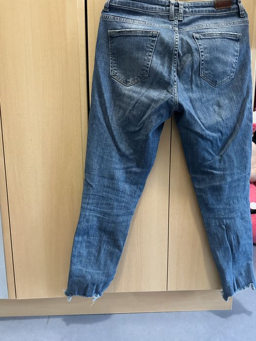 Дамски дънки с декоративни елементи