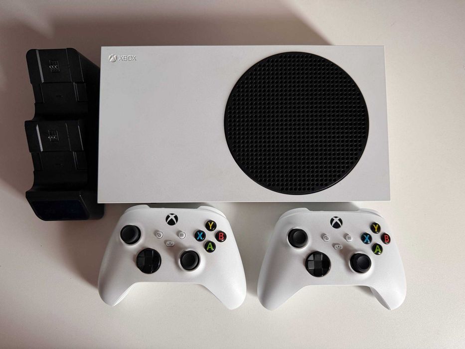 Продается Xbox Series S + 2 геймпада. Торг уместен