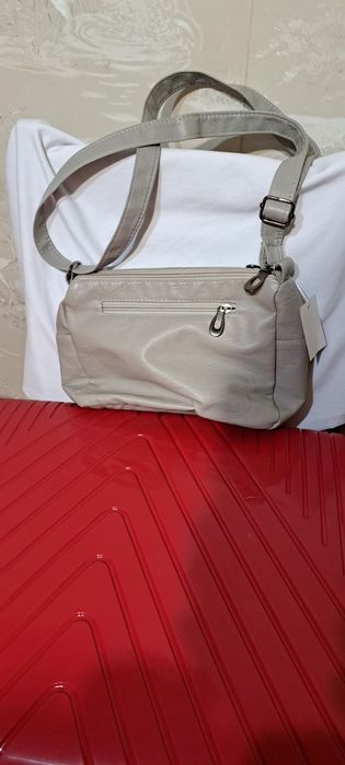 Сумочка женская с мягкой кожей и многочисленными карманами