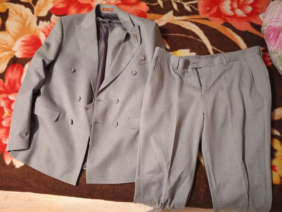Продам костюм тройку турция