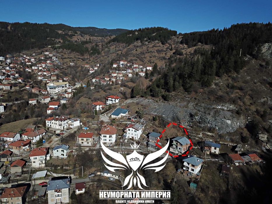 Триетажна къща с гараж и изолация 210РЗП с 564кв двор село Момчиловци