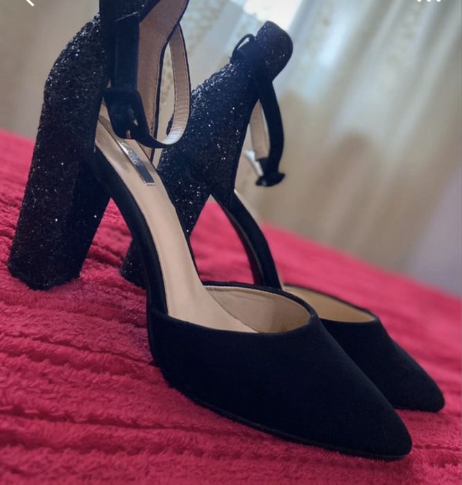 Pantofi cu toc negri