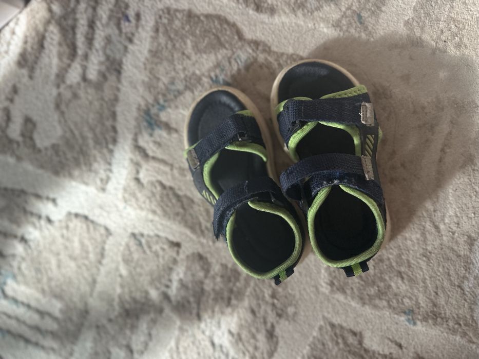 Продам сандали для мальчика