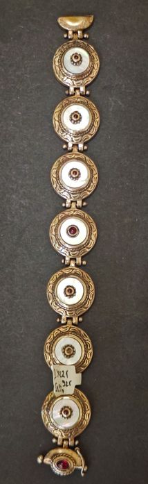 Различни видове гривни