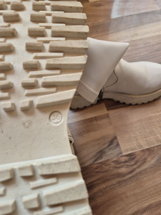 Свeтло бежови боти,