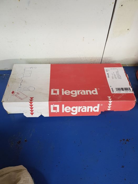 Продам  рамку на 5 розеток цельная.