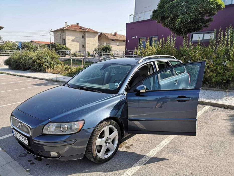 Автомобил Volvo V50