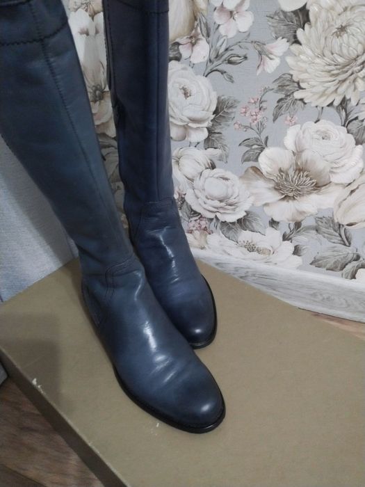 Шикарные кожаные сапоги Bata