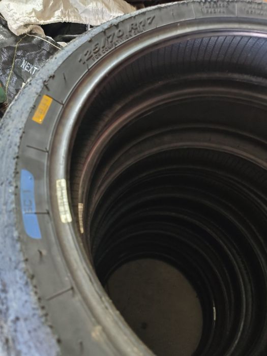 Предни сликове Pirelli и Dunlop