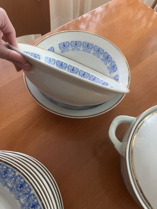 Порцеланов сервиз за хранене със златен кант произведен в България