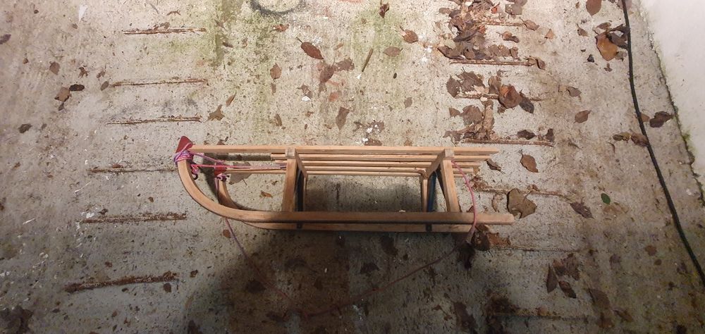 Sanie lemn folosita.